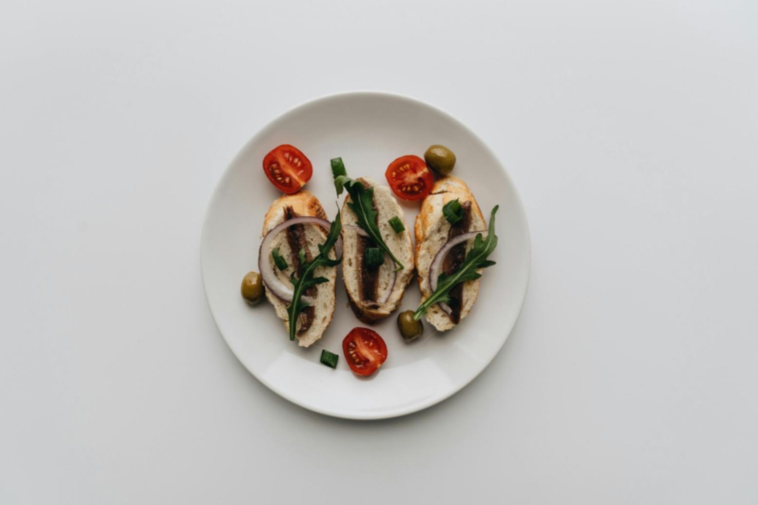 Alimentos frescos y coloridos representando transformación nutricional